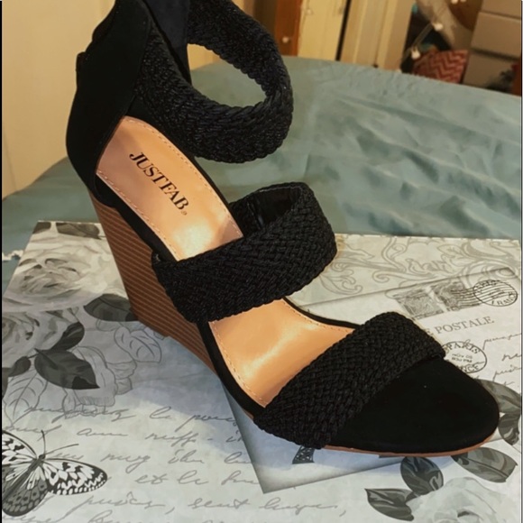 Gorgeous Black “Amara” wedges from JustFab - Picture 1 of 3
